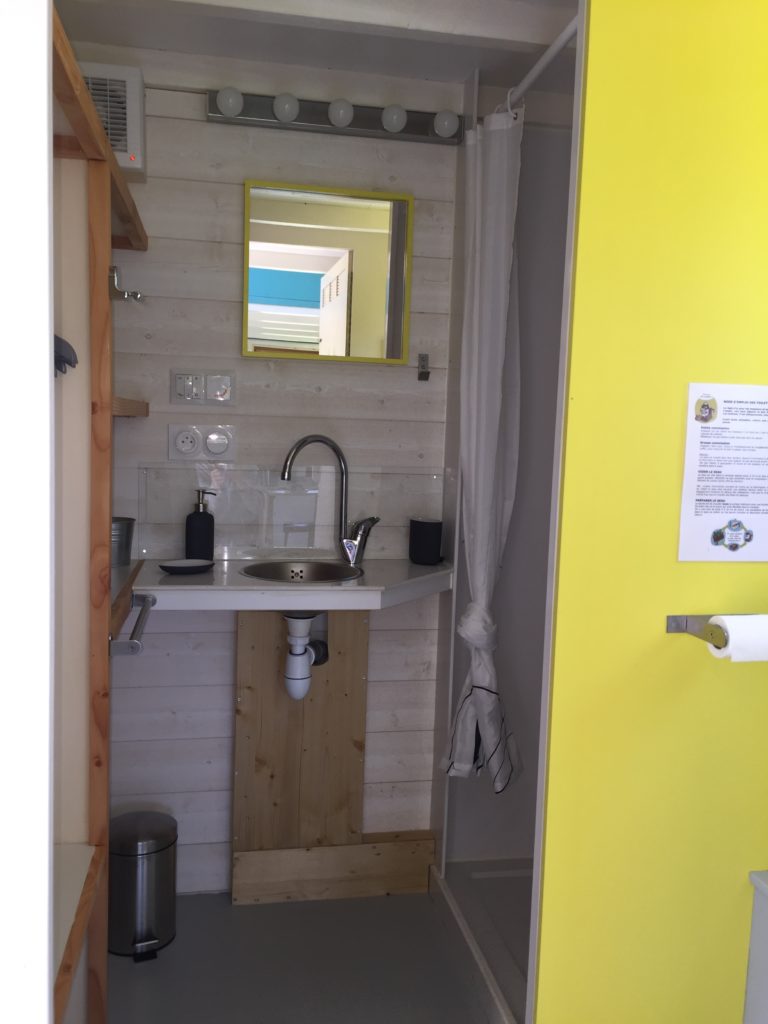 salle de bain tiny house jaune